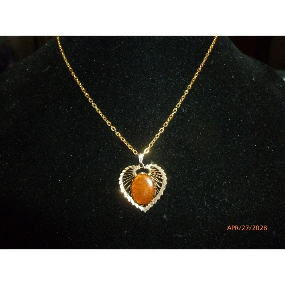 Vintage Gold Tone Heart Wire Pendant Necklace Brown Cabochon Boho Retro Style